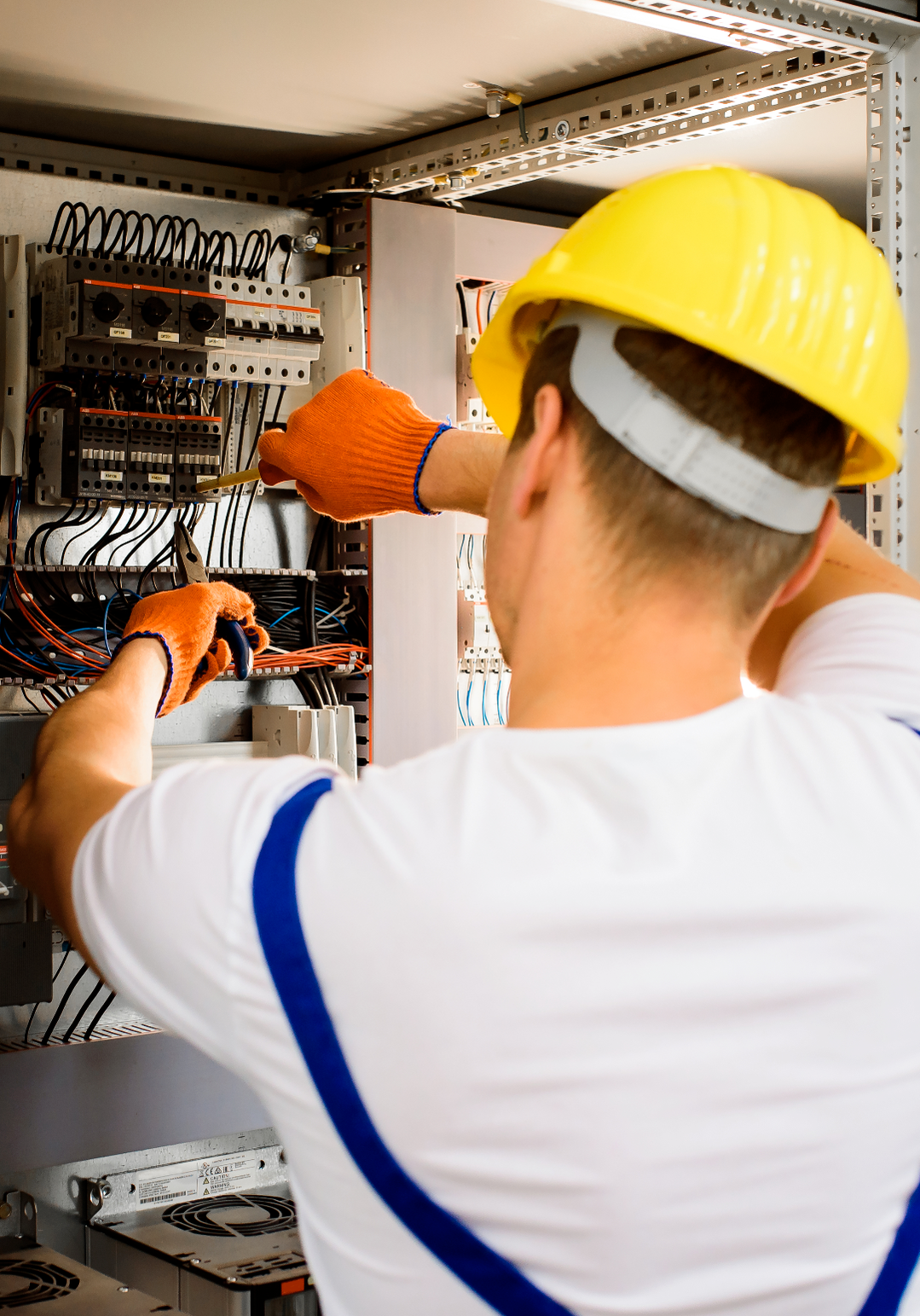 Image of an electrician working - Shreveport Electrical JATC - Electrical Training Programs in Shreveport- Bossier City 